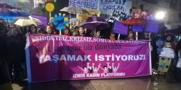 İzmir'de yüzlerce kadın şiddete karşı sokaktaydı